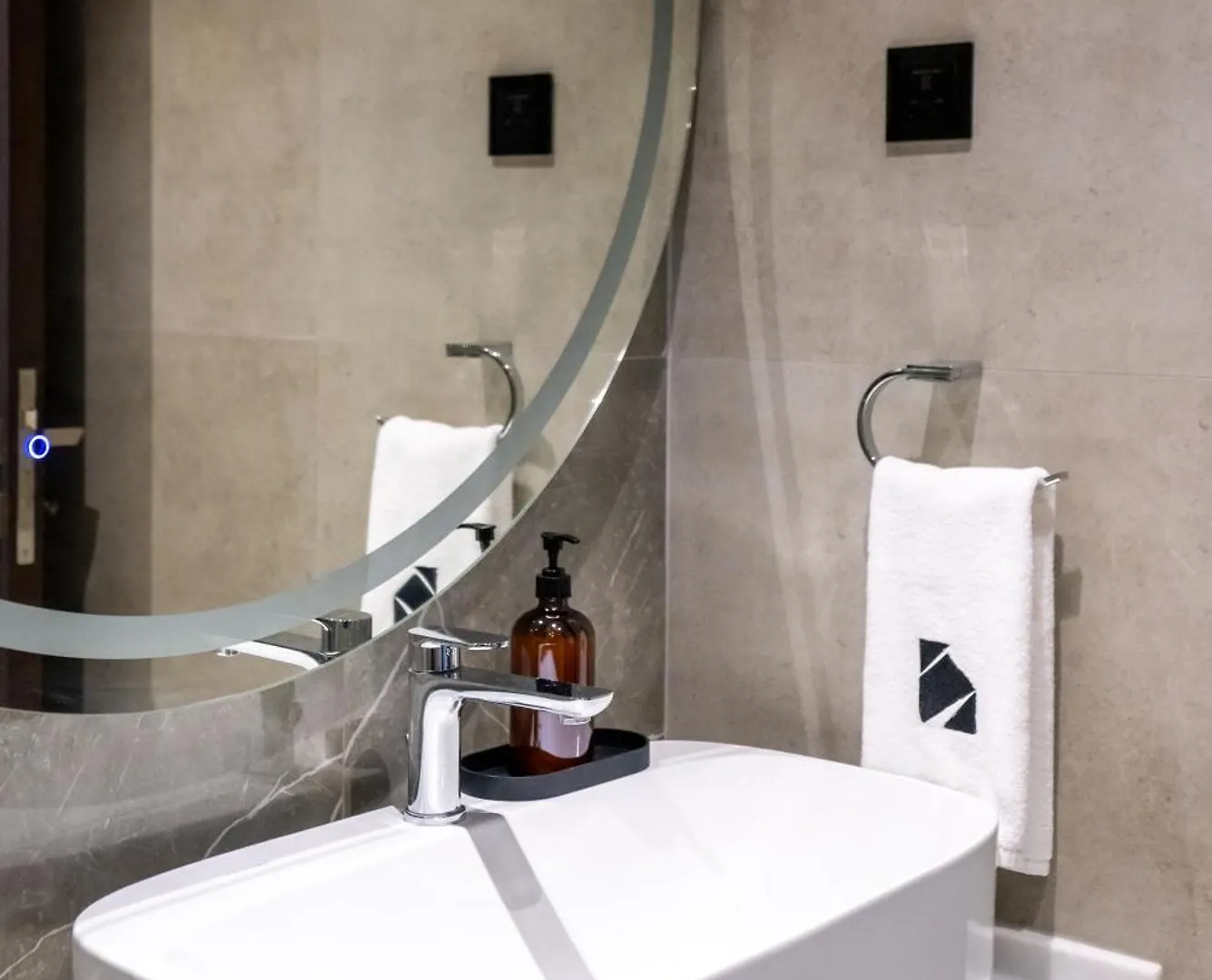 Apartment Comfy 1Br W Cinema Room Business Centre Pool Table And Sauna Dubai
