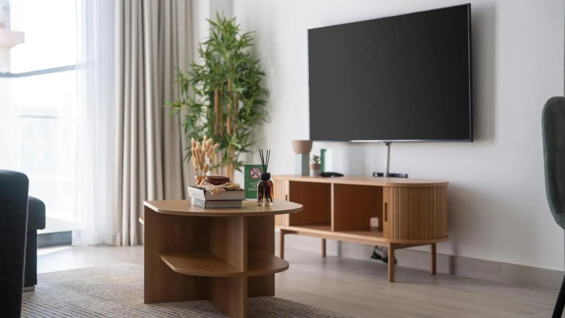 Comfy 1Br W Cinema Room Business Centre Pool Table And Sauna Dubai Apartment