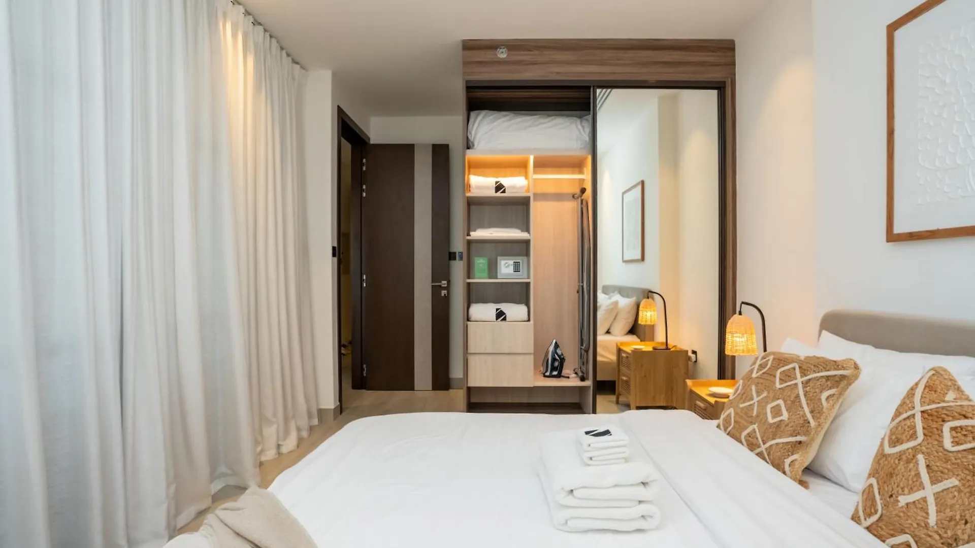 Comfy 1Br W Cinema Room Business Centre Pool Table And Sauna Dubai Apartment