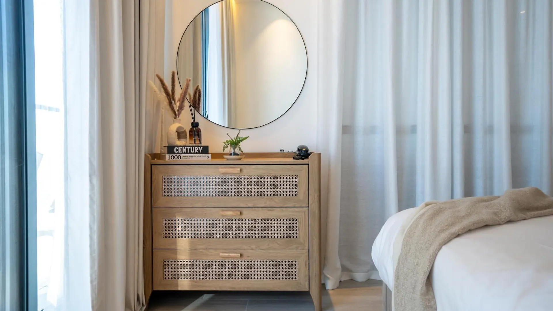 Comfy 1Br W Cinema Room Business Centre Pool Table And Sauna Dubai Apartment